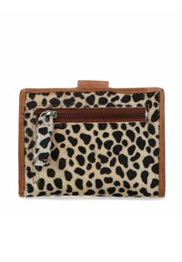 Tasje met luipaardprint en bruine leren afwerking, met een voorste ritsvak en een gestructureerd oppervlak. Compact rechthoekig vorm.