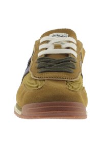 Sneaker in suede marrone e mesh, con accenti verde oliva e viola. Lacci bianchi, suola in gomma e design atletico classico.