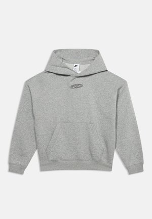Lysegrå Nike hættetrøje med frontlomme og lille sort swoosh-logo på brystet, vist fladt på en lys baggrund.