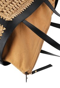 Rjava torbica iz blaga z vpletenim bež zgornjim delom, črnimi usnjenimi poudarki in z zipom zapiranim predalom ter črnimi trakovi za prenašanje.