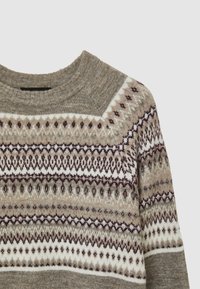 Strickpullover mit beige, weiß und braun geometrischen und diamantförmigen Mustern, mit einem runden Halsausschnitt und langen Ärmeln.