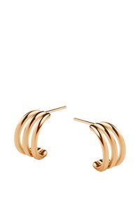 Złote kolczyki w kształcie obręczy z trzema zakrzywionymi paskami. Elegancki design z gładką teksturą i smukłym zapięciem na słupek.