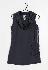 Ärmlös marinblå topp med cowl-halsringning, tillverkad av lättviktigt material. Har en sidodragkedja och en stor ficka på framsidan.