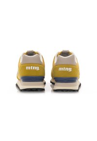 Sneaker gialli e beige con tomaia in suede texturizzato, suola in gomma, collare imbottito e logo "mtng." sul tallone.