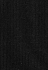 Tejido negro acanalado que muestra líneas verticales, con una textura suave y un color uniforme en toda su superficie. Adecuado para diversas aplicaciones en prendas.