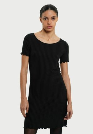 Schwarzes geripptes Kurzarmkleid mit Rundhalsausschnitt, gewelltem Saum und taillierter Passform, bestehend aus einem dehnbaren Stoff.