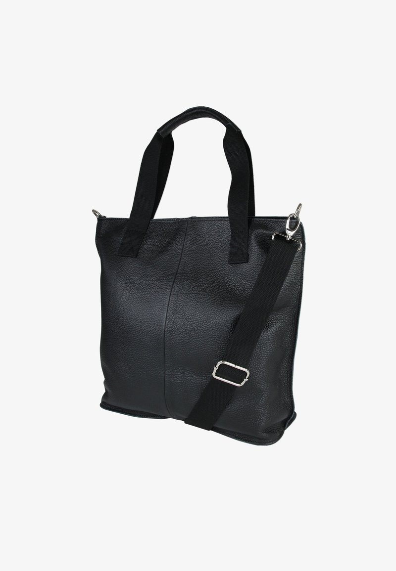 Zwarte leren totebag met een gestructureerd oppervlak, twee korte handvaten en een verstelbare schouderband met een zilveren gesp.