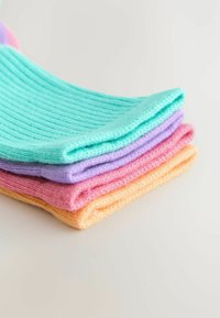 Gestapelte Baumwollsocken in Mintgrün, Lavendel, Pink und Pfirsich, mit gerippter Textur und einem weichen, bequemen Aussehen.