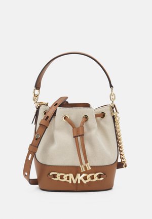 Sac seau beige et marron avec cordon de serrage en cuir, détails en chaîne dorée, bandoulière réglable et logo MK proéminent à l'avant.