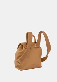 Zaino in pelle marrone con superficie testurizzata, spallacci in tessuto regolabili e accessori in tonalità oro. Presenta una chiusura a patta superiore e una forma compatta.
