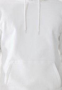 Witte hoodie met voorzak en trekkoorden op de capuchon, weergegeven van de borst tot aan de taille.
