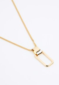 Collana d'oro con ciondolo rettangolare dalla finitura lucida su una catena attorcigliata, che mette in risalto il suo design elegante e la lucentezza metallica.
