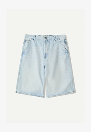 Lichtblauwe denimshorts met een rechte snit, voorzien van broeklussen, vijf zakken en subtiele vervaging. Klassieke katoenen stoftextuur.
