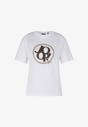 Witte katoenen t-shirt met korte mouwen, voorzien van een groot, cirkelvormig bruin logo in grafische vorm met de tekst "JOOP!" in gestileerde letters.