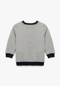 Sudadera a rayas con cuello redondo, rayas gris y blancas, puños y dobladillo acanalados en azul marino, y tela suave y texturizada.