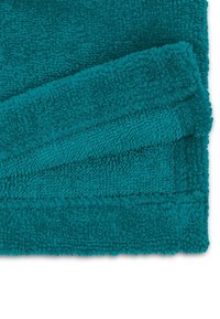 Türkiser Badetuch mit einer plüschigen, strukturierten Oberfläche. Die Kanten sind sauber genäht und zeigen ein dickes, saugfähiges Design, das sich für den täglichen Gebrauch eignet.
