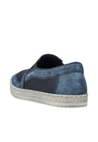 Grau und marineblaue Slipper aus strukturiertem Mesh und glattem Wildleder, mit einem geflochtenen Jutetrim an der Sohle.