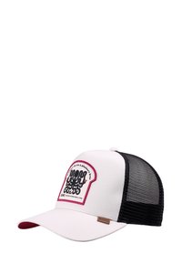 Cappello trucker in mesh bianco e nero con visiera curva e una toppa bordata di rosso con testo e grafiche stilizzate nere sul davanti.