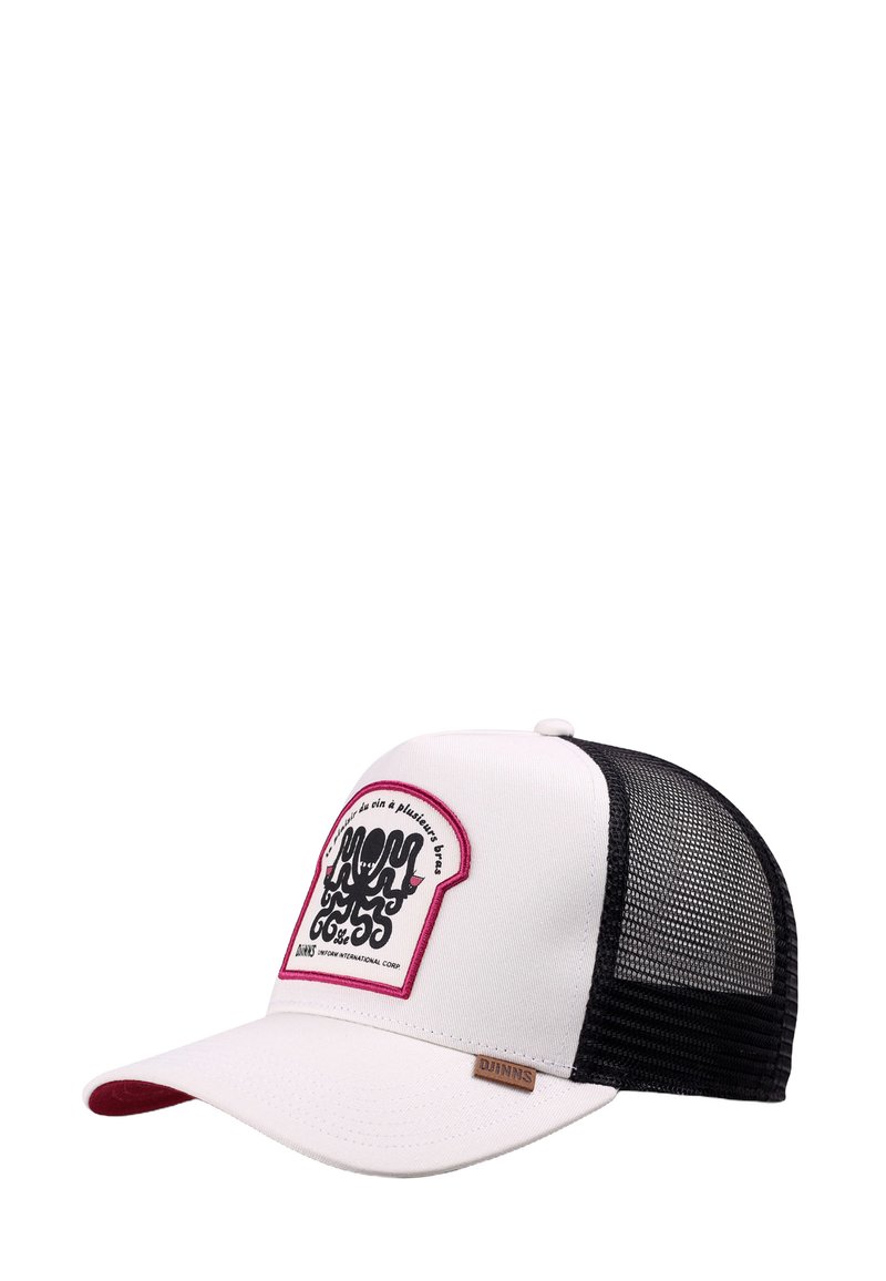 Cappello trucker in mesh bianco e nero con visiera curva e una toppa bordata di rosso con testo e grafiche stilizzate nere sul davanti.