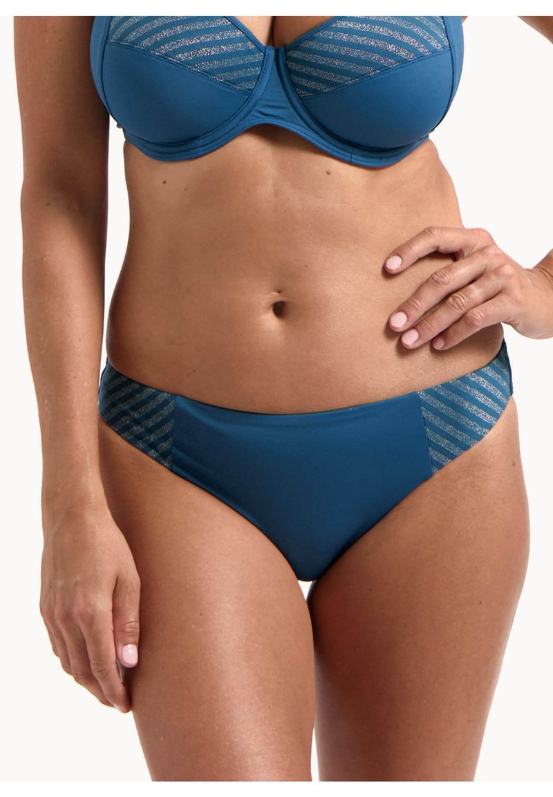 Niebieski zestaw bikini z wzorzystym topem w srebrne paski i jednolitym dołem z kontrastowymi paskami po bokach. Gładka tekstura materiału.