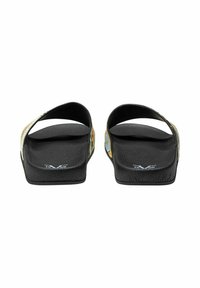 Zwarte slidesandalen met brede gestreepte banden. Getextureerde voetbed voor comfort. Platte zool met subtiele branding aan de zijkant.