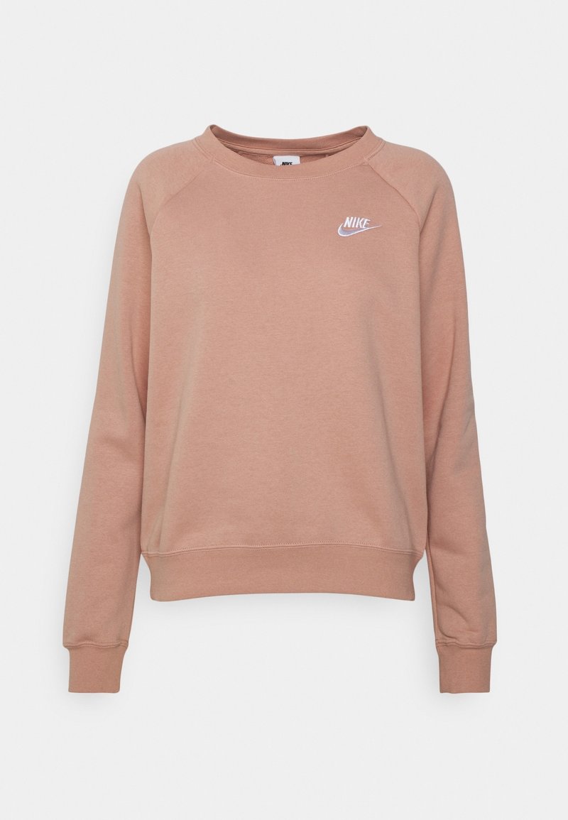 Sweatshirt Nike marron clair avec des manches longues, un col rond, et un petit logo Nike blanc sur le haut à gauche de la poitrine.