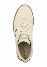 Sneaker di colore beige chiaro con lacci bianchi, caratterizzata da un accento in pelle marrone e suola in gomma testurizzata. Logo circolare sulla linguetta.