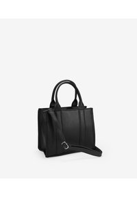 Bolso tote de piel sintética negra con asas superiores dobles, correa de hombro ajustable, forma estructurada, costuras verticales y textura suave.