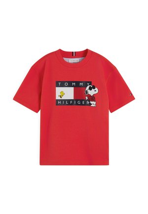 T-shirt rouge à manches courtes avec le logo Tommy Hilfiger et les personnages de dessin animé Snoopy portant des lunettes de soleil et Woodstock à l'avant.