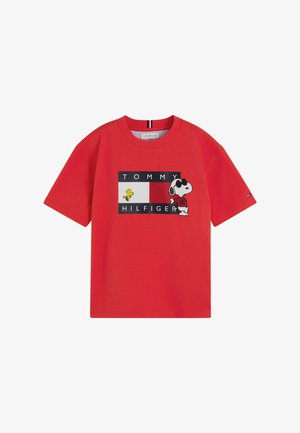 Rotes T-Shirt mit kurzen Ärmeln mit Tommy Hilfiger-Logo und den Comicfiguren Snoopy mit Sonnenbrille und Woodstock auf der Vorderseite.