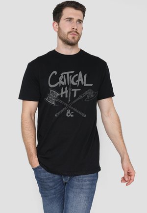 Schwarzes Baumwoll-T-Shirt mit einem grauen Grafikdesign und dem Text „CRITICAL HIT“ sowie quergestellten Waffenillustrationen. Standard Passform.