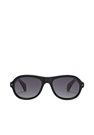 Lunettes de soleil en plastique noir avec des verres rectangulaires teintés foncés et de petits logos en forme de losange argenté sur chaque branche.