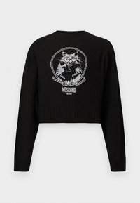 Μαύρο πλεκτό πουλόβερ με ένα λευκό κεντητό γατάκι που φορά γυαλιά και παπιγιόν, μέσα σε κύκλο από σχοινί, με το κείμενο "Moschino Jeans" από κάτω.