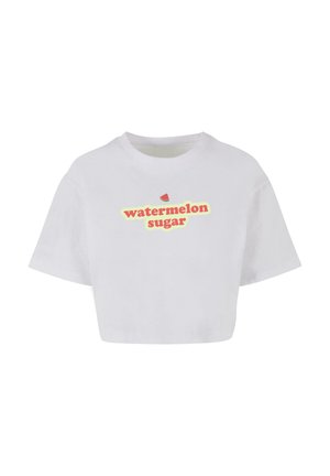 Tricou alb, scurt, din bumbac, cu textul "watermelon sugar" scris cu litere îngroșate, galbene și roșii, însoțit de un grafic mic cu o pepene verde.