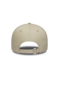 Μπεζ καπέλο του μπέιζμπολ με στρογγυλεμένο σχήμα, ρυθμιζόμενο λουρί στο πίσω μέρος και οπές αερισμού στα πλάγια. Ομαλή υφή υφάσματος.