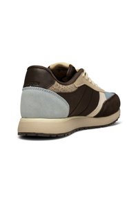 Sport Schuh mit einem braunen Lederoberteil und beigen sowie hellblauen Akzenten, strukturierten Seitenpaneelen und einer gepolsterten Sohle für Komfort.