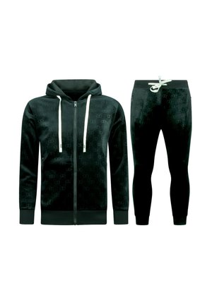 Zwart velours trainingspak met een capuchon met volledige rits en witte trekkoorden, en bijpassende joggingbroek met witte taillebandstrik.
