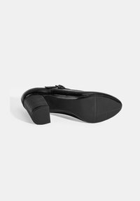Zwarte hak schoen met een glad leren bovenwerk en een gestructureerde blokhak. De loopzool heeft een patroon voor grip en traction.