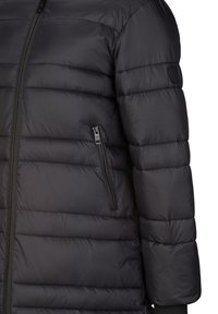 Schwarze Pufferjacke mit gesteppten Abschnitten, einem zentralen Reißverschluss und einer seitlichen Reißverschlusstasche. Texturiert mit einer glatten Oberfläche.