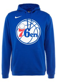 Sweat-shirt bleu avec capuche. Présente un grand logo de basket-ball 76ers en blanc et rouge sur le devant. Fabriqué en tissu doux, avec une poche avant.