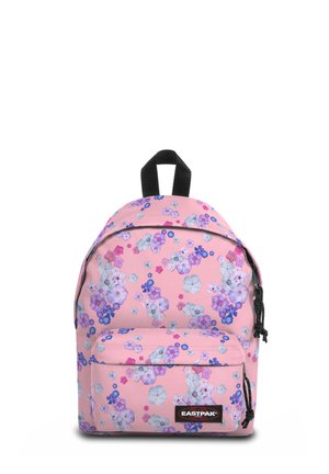Zaino Eastpak rosa con motivo floreale viola e blu e cursori della cerniera neri, su sfondo bianco.