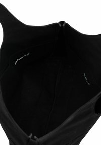 Czarna torba z tkaniny z zamkiem błyskawicznym, z wewnętrznymi przegródkami oznaczonymi jako "telefon" i "klucze". Miękka tekstura, minimalistyczny design.