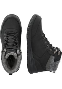 Scarpe da trekking nere con rivestimento in pile testurizzato, occhielli in metallo e lacci piatti; suola in gomma resistente, dettagli laterali in tessuto grigio.