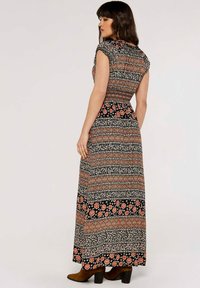 Maxikleid mit einem floralen und geometrischen Muster in Schwarz, Rot, Pink und Weiß. Mit kurzen Ärmeln und tailliertem Oberteil, das in einen ausgestellten Rock übergeht.