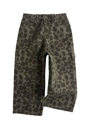 Pantalones cargo verdes con estampado oscuro de leopardo, botón y cremallera delanteros, bolsillos laterales y trabillas para cinturón.