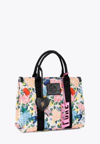 Borsa a tracolla con stampa floreale, caratterizzata da un accento in velluto nero, un ciondolo a forma di cuore e una targhetta rosa con la scritta "LOVE". Realizzata in tessuto resistente con doppi manici.