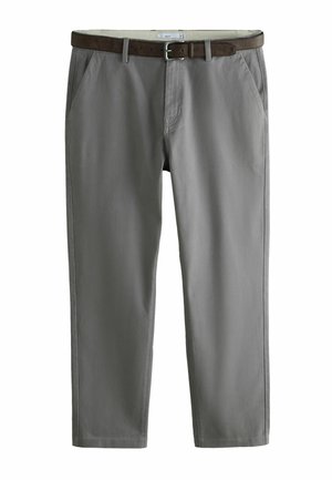 Halli vabaajapüksid küljetaskute ja pruunist nahkvööst, kujutatud valgel taustal.