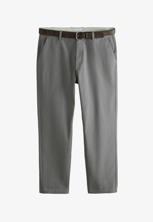 Halli vabaajapüksid küljetaskute ja pruunist nahkvööst, kujutatud valgel taustal.