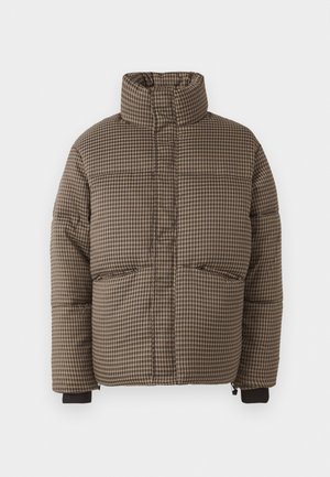 Chaqueta puffer de cuadros marrón y beige con cuello alto, dos bolsillos frontales y puños acanalados. Diseño plegable, textura acolchada.