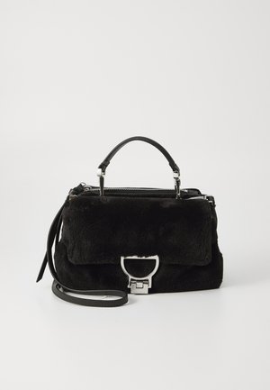 Sac à main en fausse fourrure noire avec une forme structurée, quincaillerie argentée, une poignée supérieure et une bandoulière amovible. Fermeture éclair sur le dessus.
